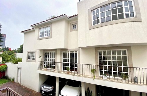 Guadalupe Inn House | Luxury modern house: For families, with garden in an exclusive and secure community.