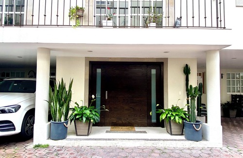 Guadalupe Inn House | Luxury modern house: For families, with garden in an exclusive and secure community.