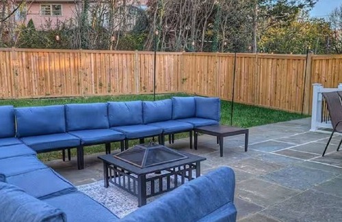 Seminary Hill House | Luxury Movie Theater Home 10 mins to Washington DC