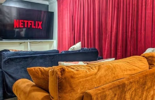 Seminary Hill House | Luxury Movie Theater Home 10 mins to Washington DC
