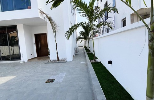 Greenhill House | Luxury n4.5-Bed, 4.5-Bath Home in Gated Community with Reverse Osmosis for Rent.