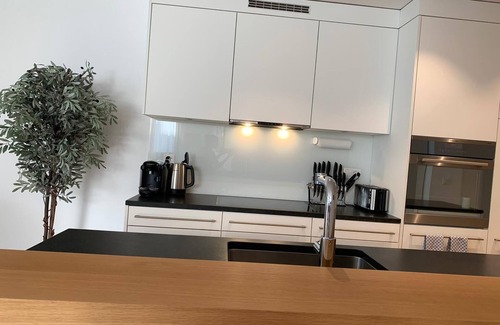 Flims Apartment | Luxury new building 2 bedrooms 2 bathrooms 8 min to Lake Cauma and Netflix Disney valley station + WiFi