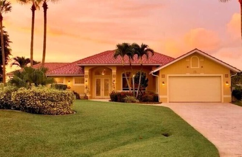 Pelican House | Luxury Newly Furnished Villa, Heated Infinity Pool/Spa, Gulf Access, free WiFi