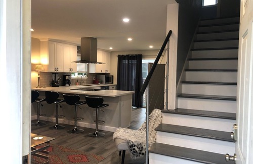 Everett House | Luxury Newly Remodeled 3 Bedroom Duplex Unit