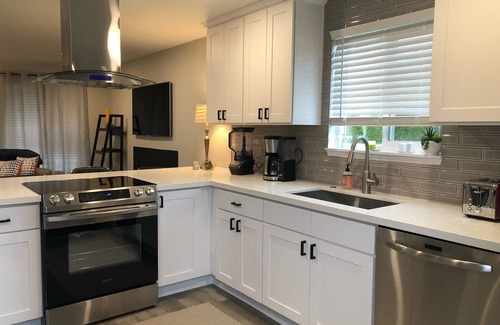 Everett House | Luxury Newly Remodeled 3 Bedroom Duplex Unit