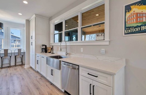 Clarkson House | Luxury Nolin Lake Private Retreat - Sleeps 14 - Wax Marina - Family Fun - Water