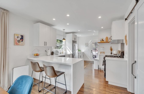 Dimond House | Luxury Oakmore Craftsman Bungalow 2Br/2Ba King Bed