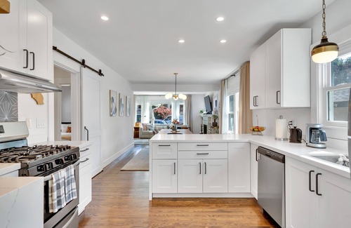 Dimond House | Luxury Oakmore Craftsman Bungalow 2Br/2Ba King Bed