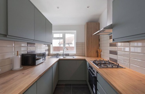 Brent House | Luxury Oasis: 5* London Home with garden