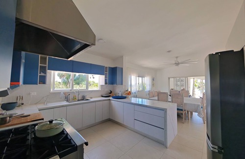La Cienaga Villa | Luxury Oceanfront Villa - Heated Pool+Jacuzzi+A/C+Starlink+Chef's Kitchen+Maid