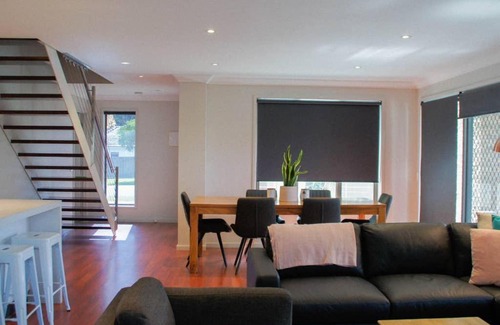 Echuca House | Luxury on Eyre CBD Golf Course Family