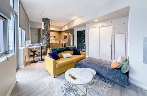 Wilburton Condo | Luxury Patio Suite + Pool + Gym + Lounge + Wi-Fi + Free Parking