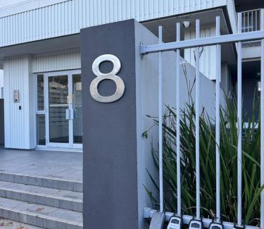 Auckland Central Business District Apartment | Luxury Penthouse 2 bd 2 bth 2 carparks Pool