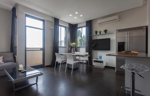 Tel Aviv City Center Apartment | Luxury Penthouse 2 bed near Rothchild