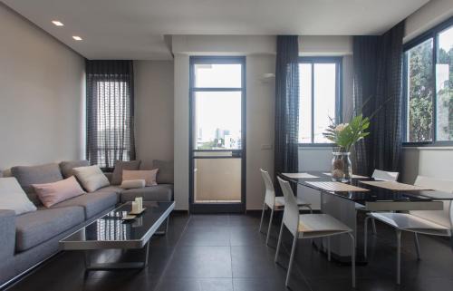 Tel Aviv City Center Apartment | Luxury Penthouse 2 bed near Rothchild