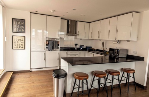 Maidstone Apartment | Luxury Penthouse 3 bedroom apartment with parking, 85inc TV and pool table