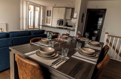 Maidstone Apartment | Luxury Penthouse 3 bedroom apartment with parking, 85inc TV and pool table