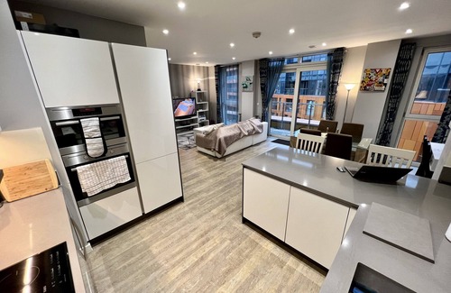 Peninsula Apartment | Luxury Penthouse 5* sleeps 9 with parking