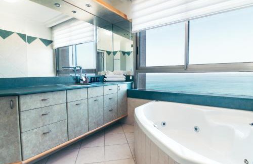 Haifa Apartment | Luxury Penthouses with Jacuzzi for 8 people on the beach by Almog Beach Haifa Apartments