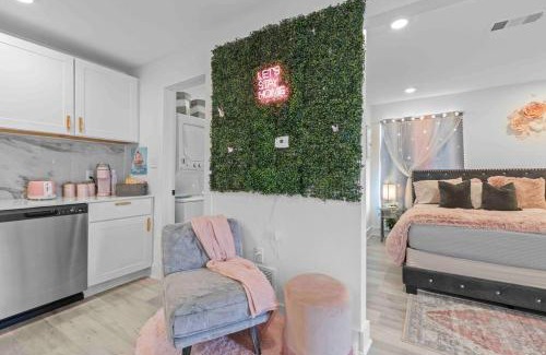 Old East Dallas Apartment | Luxury Pink Suite in Downtown