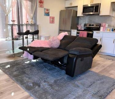 Old East Dallas Apartment | Luxury Pink Suite in Downtown
