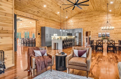 White Haven Cabin | Luxury Poconos Retreat w/Pool, Arcade, Golf Sim & More | Grand Timber
