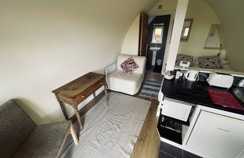Cwmbach Cabin | Luxury Pod~ great views~ en suite~ central heating