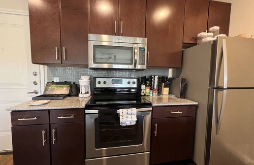 Austin Apartment | Luxury Pool View, 2x King Beds, 65’TV & Food