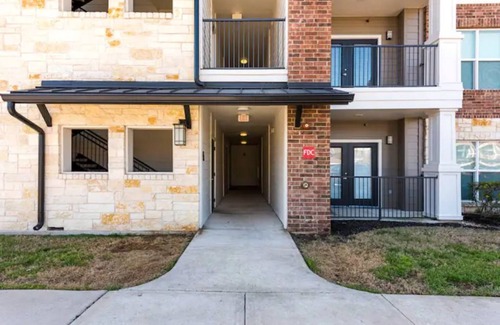 Austin Apartment | Luxury Pool View, 2x King Beds, 65’TV & Food