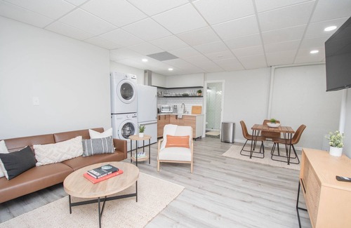 Peachtree City Apartment | Luxury Private 1 Bedroom 1 Bathroom Apartment with Gym and Washer Dryer in Unit