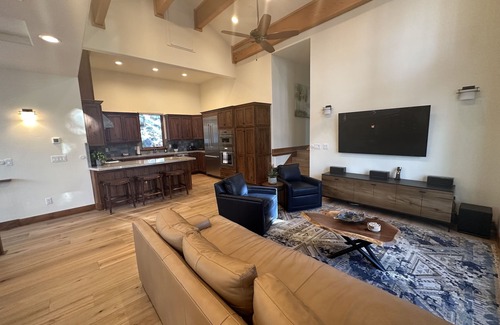 Skyland House | Luxury Private Retreat - near Beaches and Resorts