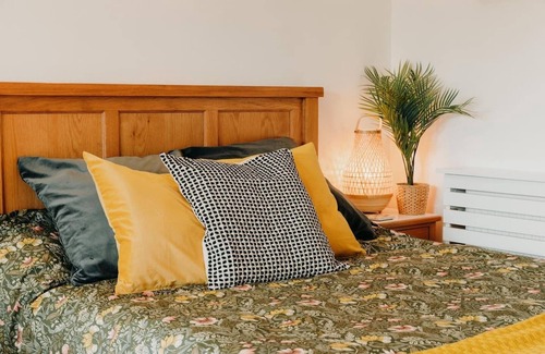 Caldicot House | Luxury Private Suite. Super fast Wi-Fi.Parking Private Courtyard Garden.