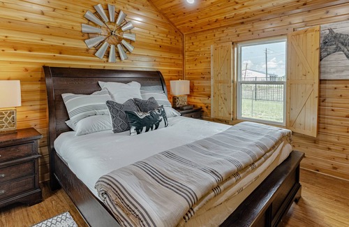 Lavon House | Luxury Rayburn Cabin at Historical Farm