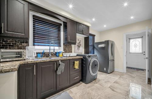 Newtonbrook Apartment | Luxury Renovated House in Prime Location with Parking