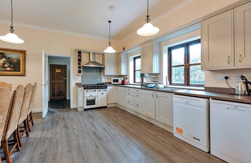 Craven Arms Cottage | Luxury Retreat in UK with Pool & Tennis Court