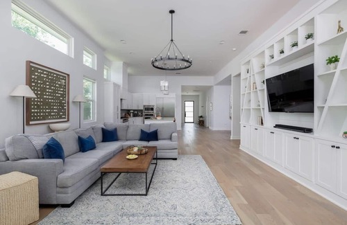 Galindo House | Luxury Retreat - Pool & Spa | South Austin Oasis