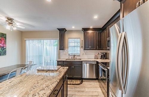 Courier City - Oscawana Condo | ★LUXURY RETREAT★ Walk to Hyde Park, SOHO, Bayshore