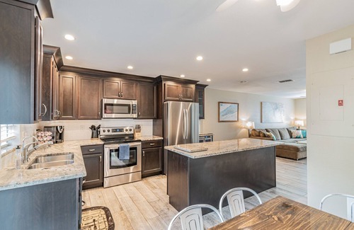 Courier City - Oscawana Condo | ★LUXURY RETREAT★ Walk to Hyde Park, SOHO, Bayshore
