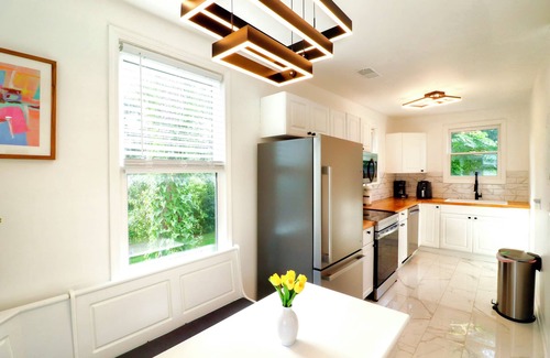 Cann Park Apartment | Luxury Retreat with Jacuzzi