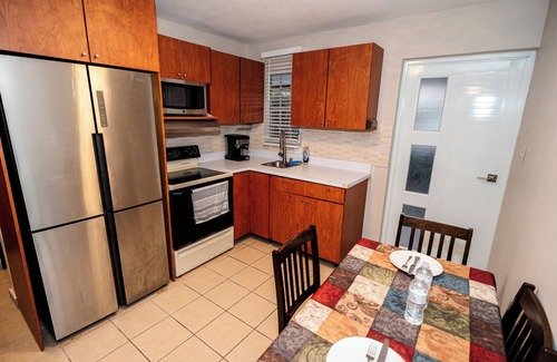 Bucana Apartment | Luxury Retreat with Private Jacuzzi and Mountain Views. FREE Parking and Laundry