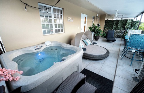 Bucana Apartment | Luxury Retreat with Private Jacuzzi and Mountain Views. FREE Parking and Laundry