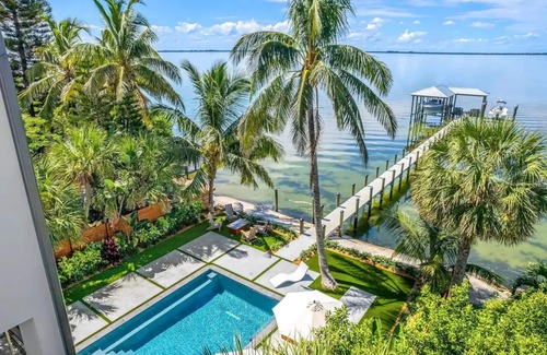 Tropic Apartment | Luxury River front Home/Resort steps to the Beachnn