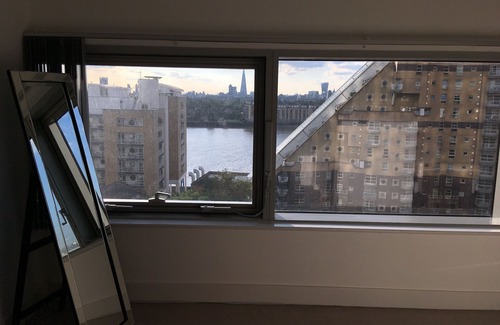 Surrey Docks Apartment | Luxury Riverside Apartment. Breathtaking views of London Skyline.