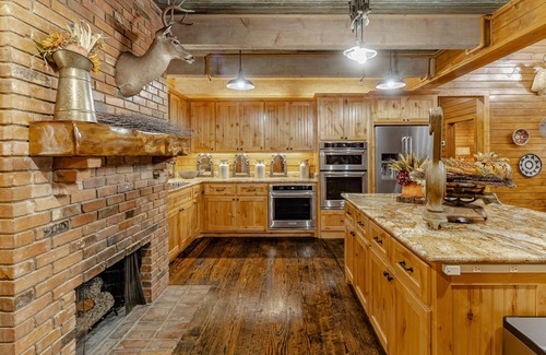 Lavon Cabin | Luxury Roland Cabin at Historical Farm