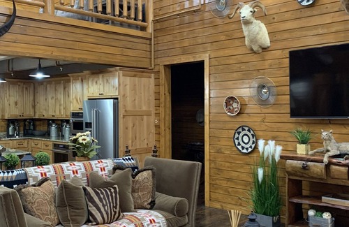 Lavon Cabin | Luxury Roland Cabin at Historical Farm