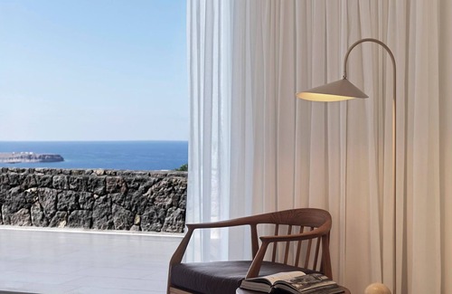 Oia Villa | Luxury Santorini Villa | Villa Sirens Song | 3 Bedrooms | Private Infinity Pool.