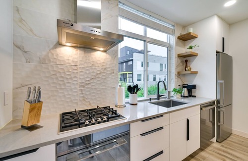Brighton House | Luxury Seattle Home w/Rooftop Deck + Fire Pit!