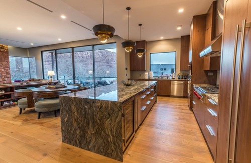 Ivins House | Luxury Service 3 King Suites & PRIVT Pool–Sleeps 8–Daily HK