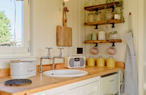 Faringdon Cottage | Luxury shepherd's hut for 2 in the Cotswolds - Aurora