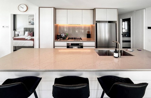 Broadbeach Apartment | Luxury Signature Stay Ocean Views 2BR Lvl 14